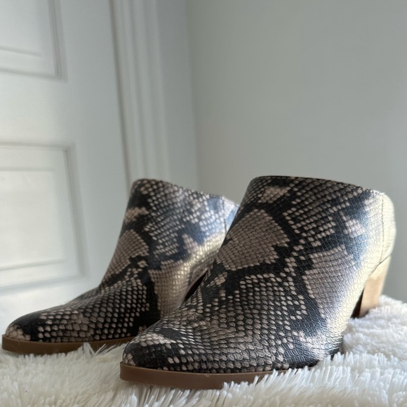 Women’s, snakeskin print, ankle booties, size 8, new, easy to walk in heels - Picture 8 of 9